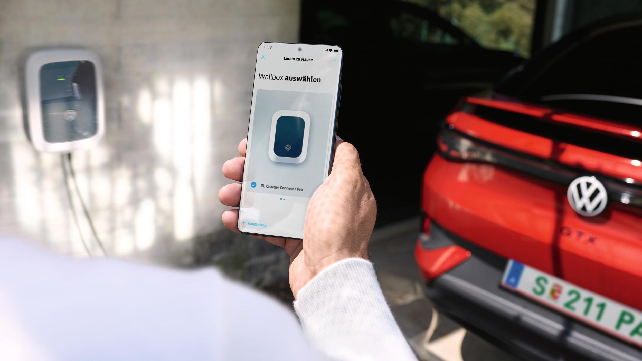 Volkswagen App zur Überwachung des Ladevorgangs, im Hintergrund ein roter VW ID.5 GTX