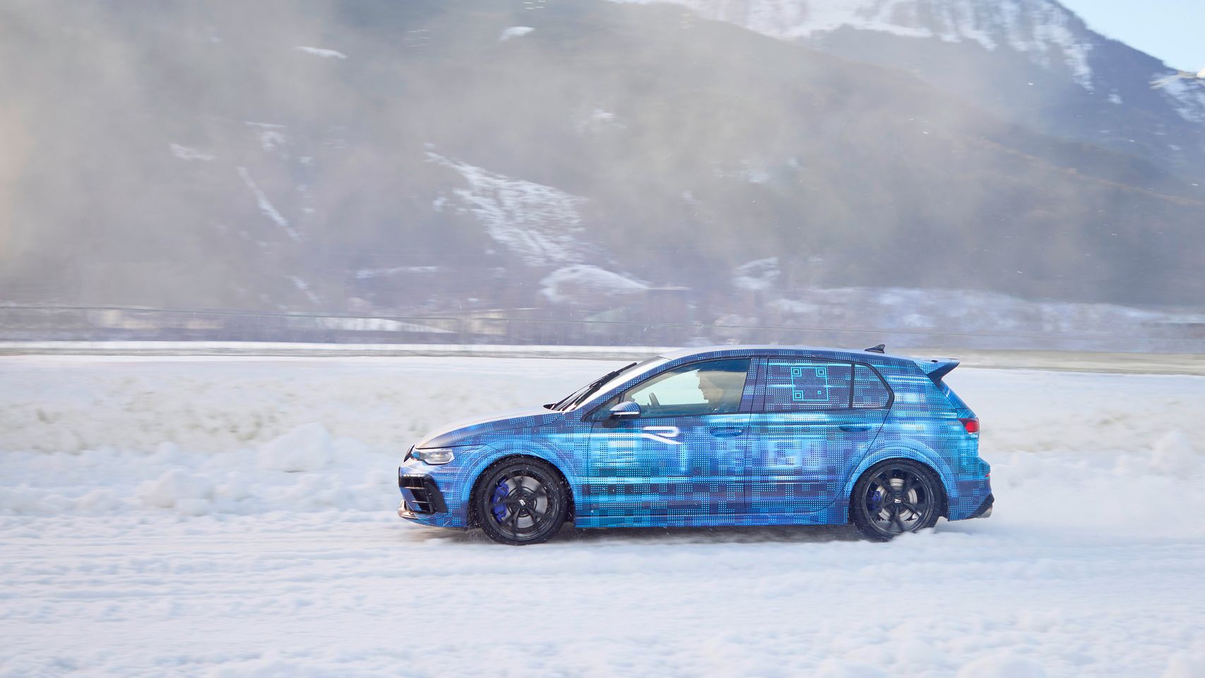 Das Facelift des VW Golf 8 R als Erlkönig beim Ice Race in Zell am See auf der Schneefahrbahn