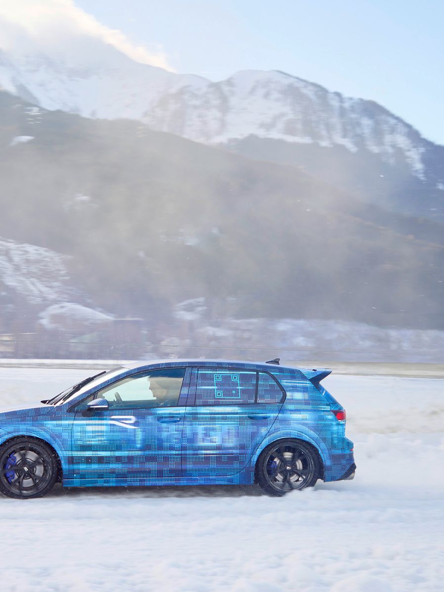 Das Facelift des VW Golf 8 R als Erlkönig beim Ice Race in Zell am See auf der Schneefahrbahn