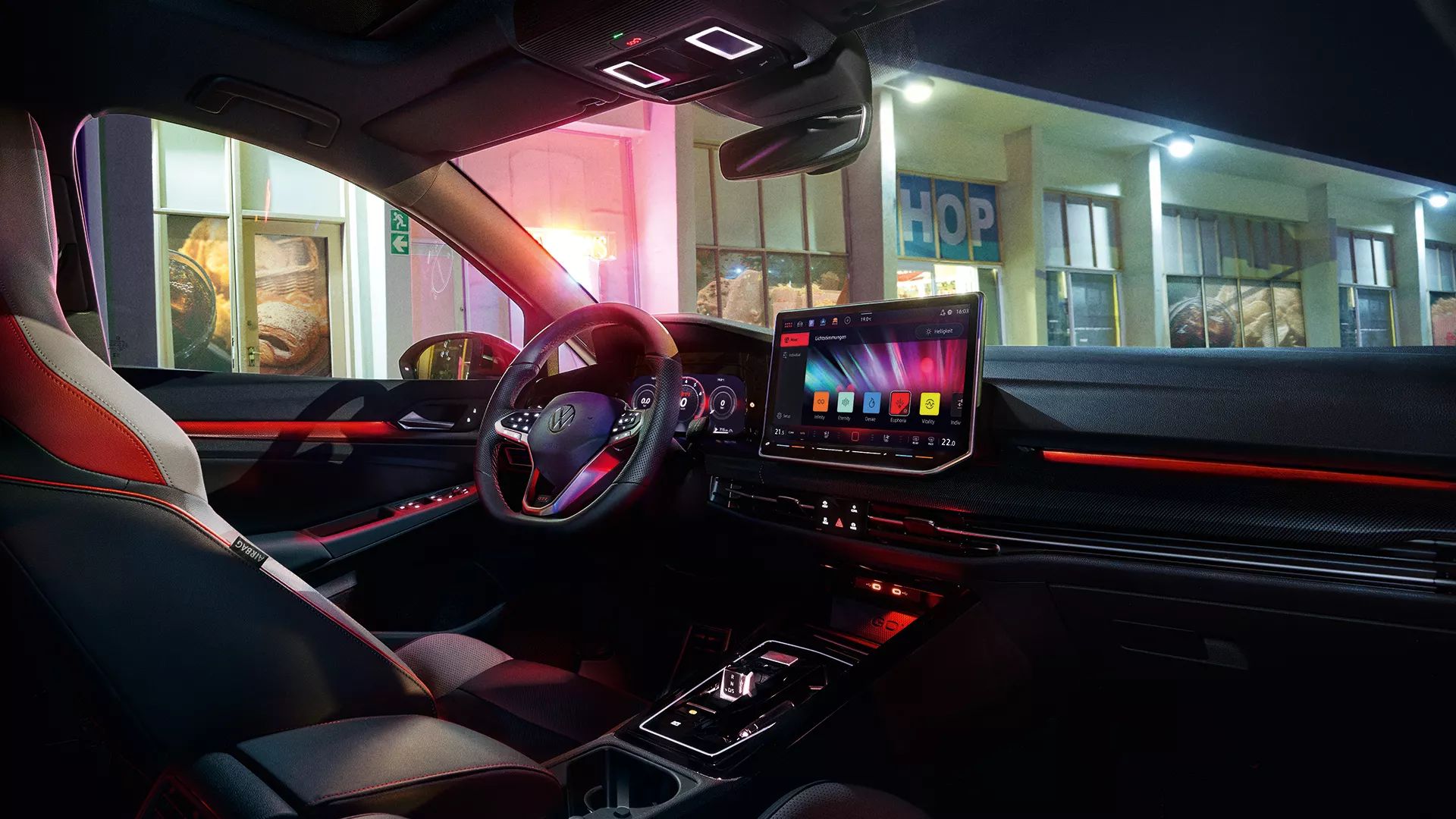 Ambientebeleuchtung im VW Golf GTI bei Nacht