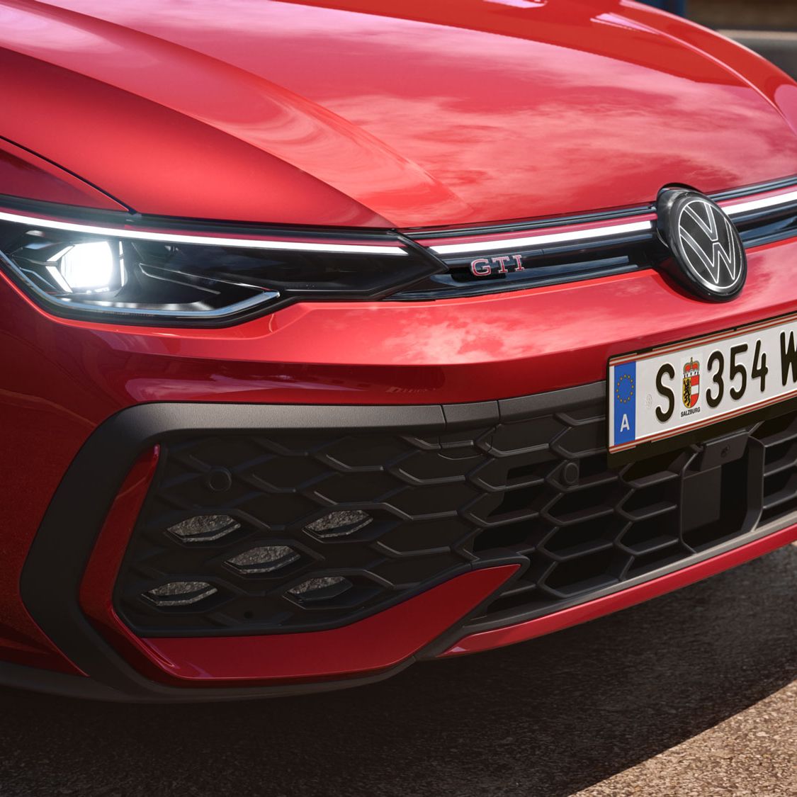 Kühlergrill, IQ.LIGHT LED-Matrix-Scheinwerfer, Felge, Lichtband und illuminiertes Logo des VW Golf GTI