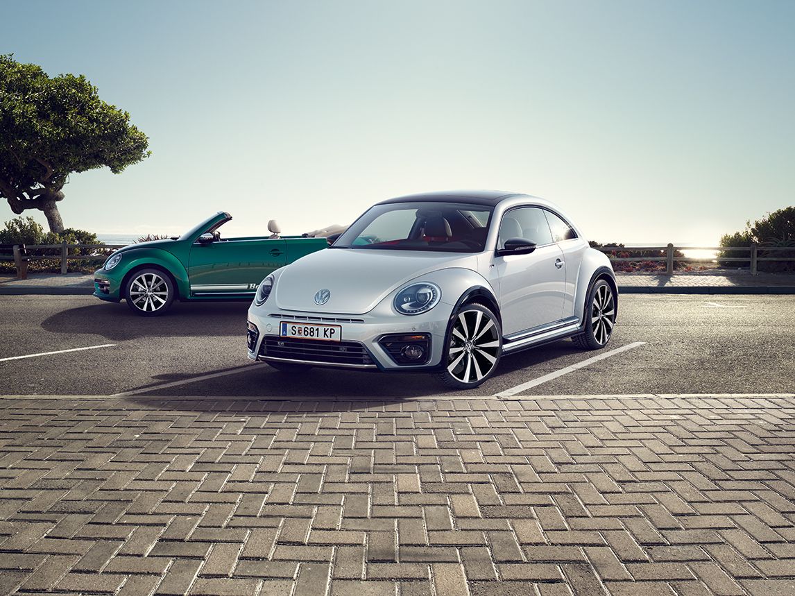 Zu sehen ist ein VW Beetle in silber und ein VW Beetle Cabrio in grün