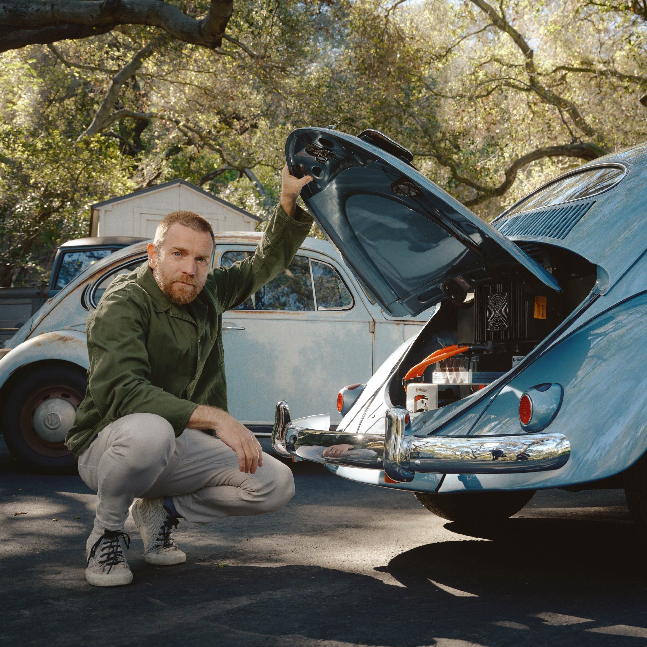 Ewan McGregor vor einem VW Käfer