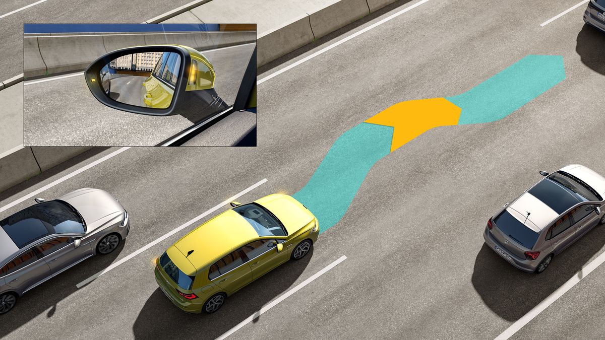 Grafische Darstellung des Lane Assist anhand eines fahrenden VW Golf 8.