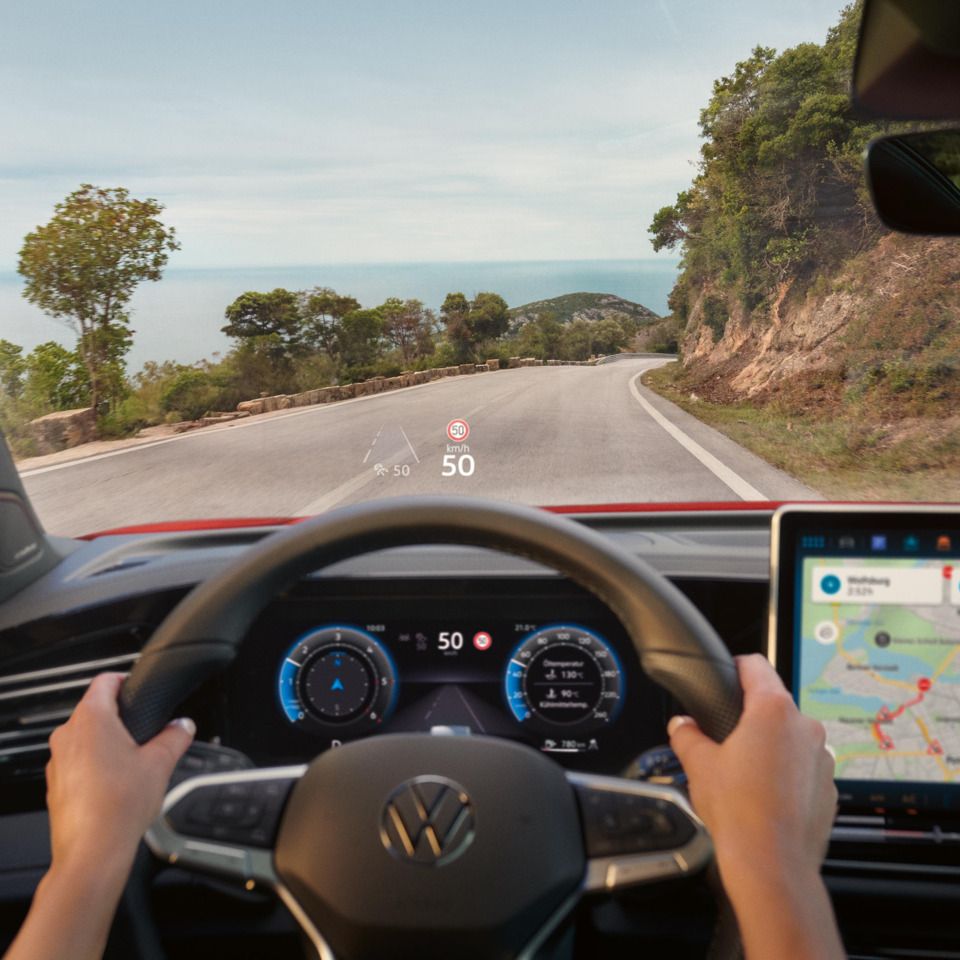  Ansicht des Head-Up-Displays und Digital Cockpit im VW Tiguan R-Line.