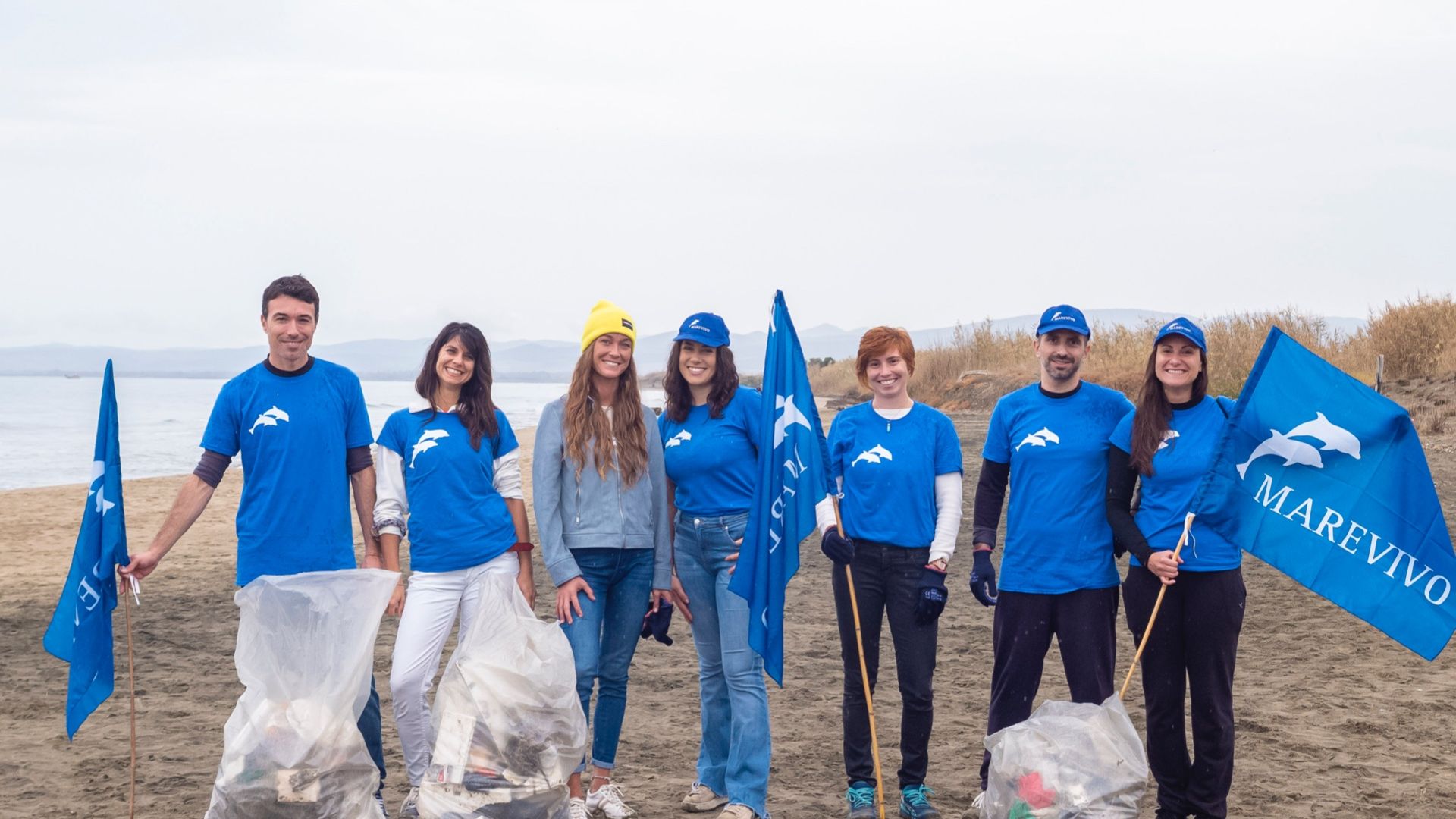Initiate Marevivo Müll sammeln am Strand
