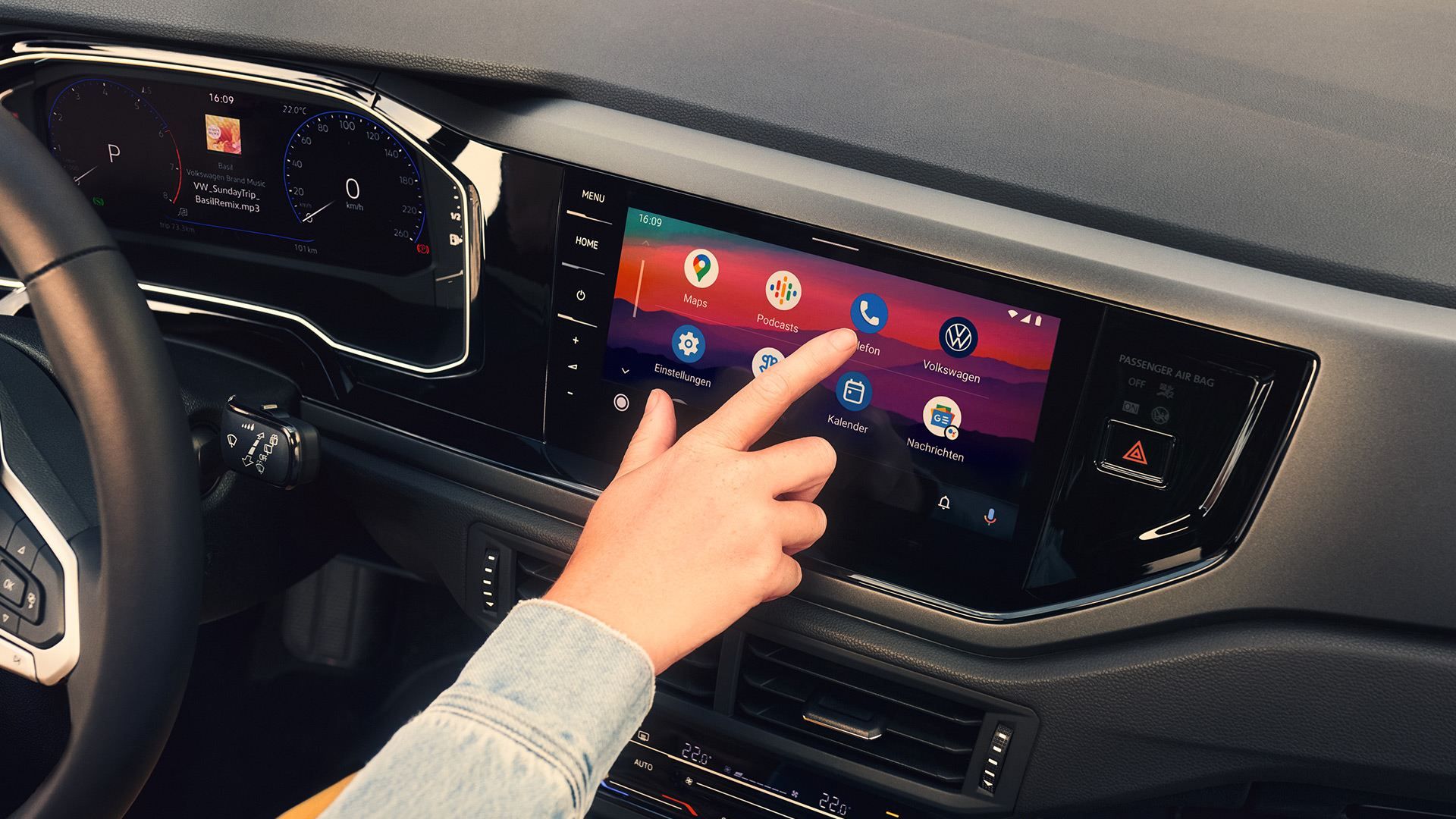 Display des Infotainmentsystems im VW Polo mit Android Auto™ von Google. Eine Frau sitzt auf dem Fahrersitz und bedient das Display. 