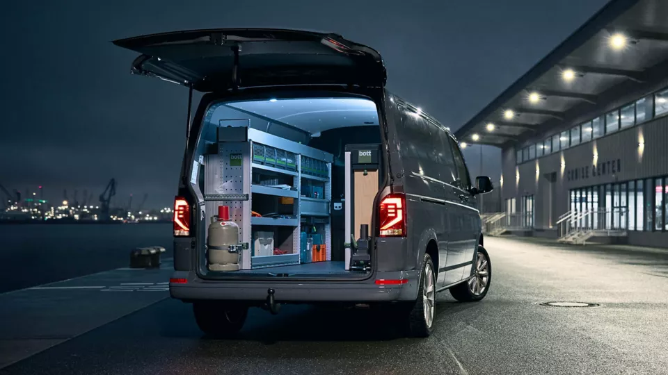 Zu sehen ist ein VW Transporter 6.1 Kastenwagen befüllt mit Arbeitsmaterial