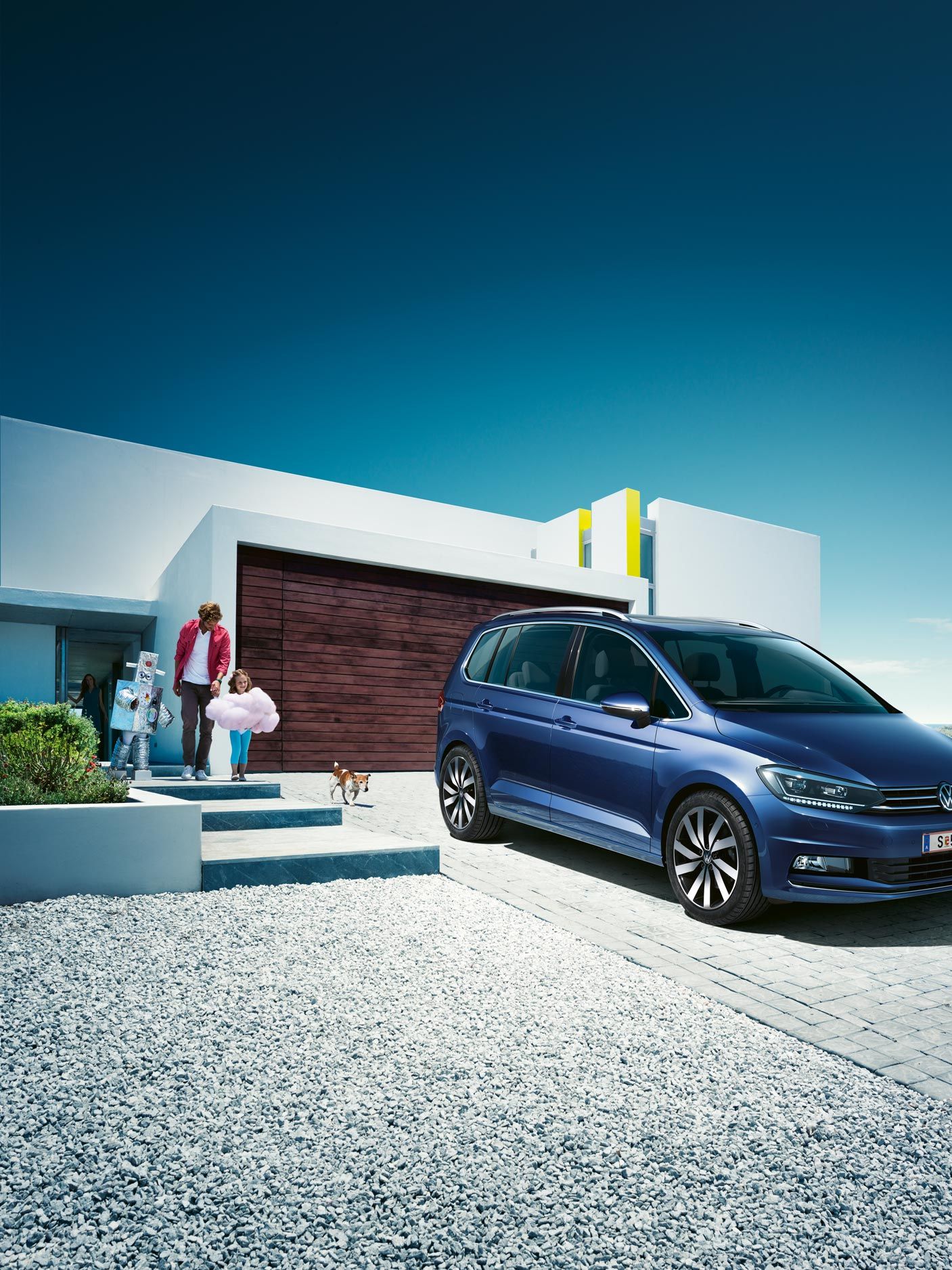 Ein blauer VW Touran geparkt vor Einfamilienhaus
