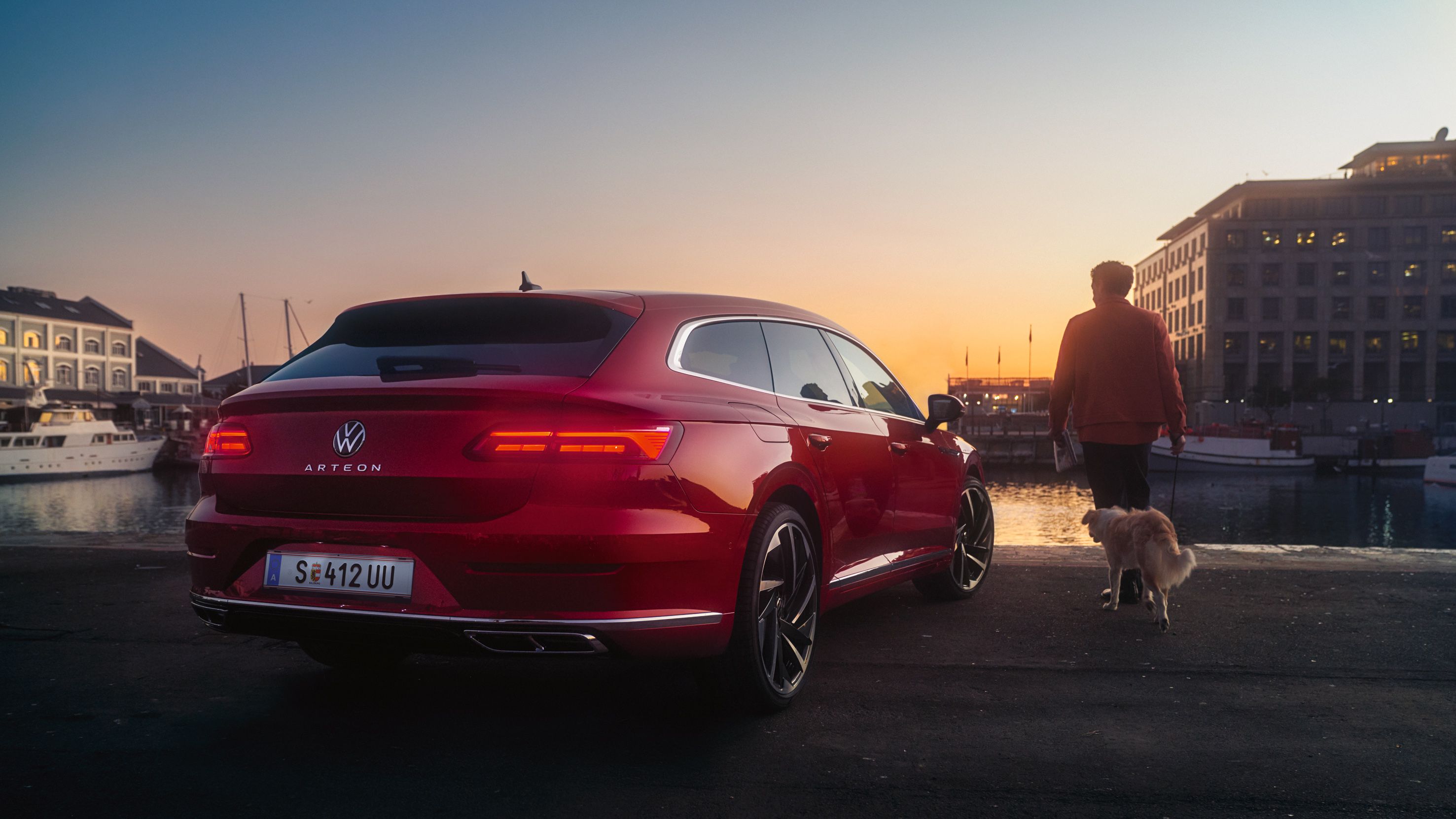 VW Arteon Shooting Brake steht vor Sonnenuntergang