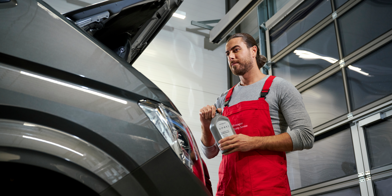 Ein VW Nutzfahrzeuge Service Partner beim Ölwechsel