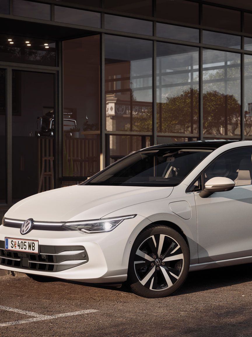 Front- und Seitenansicht eines weißen VW Golf geparkt in der Stadt
