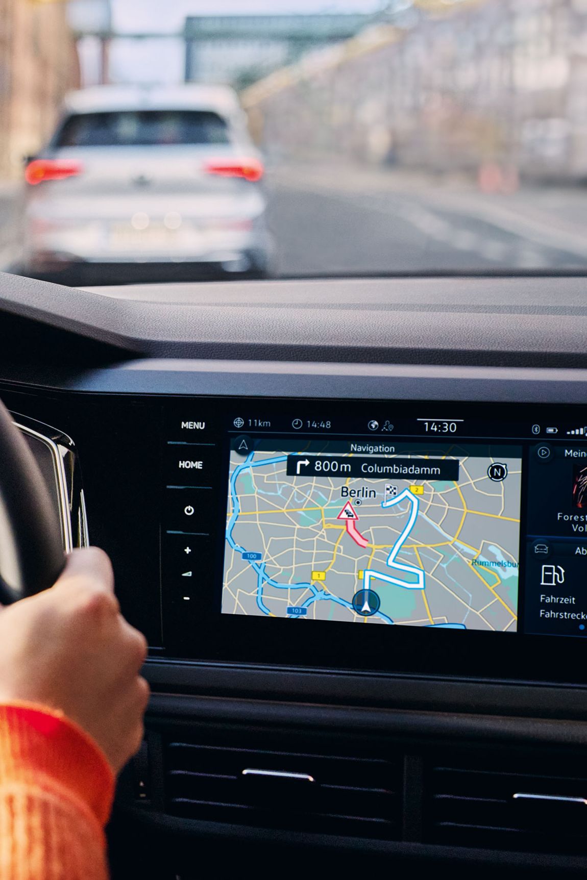 Lenkrad, Digital Cockpit und Navigationssystem im VW Polo