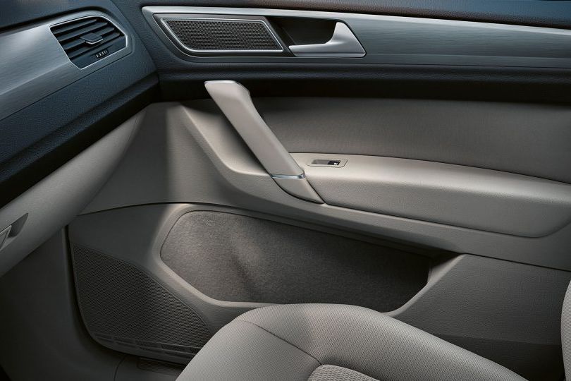 VW Golf Sportsvan Interieur Detail Ablage in den Türen