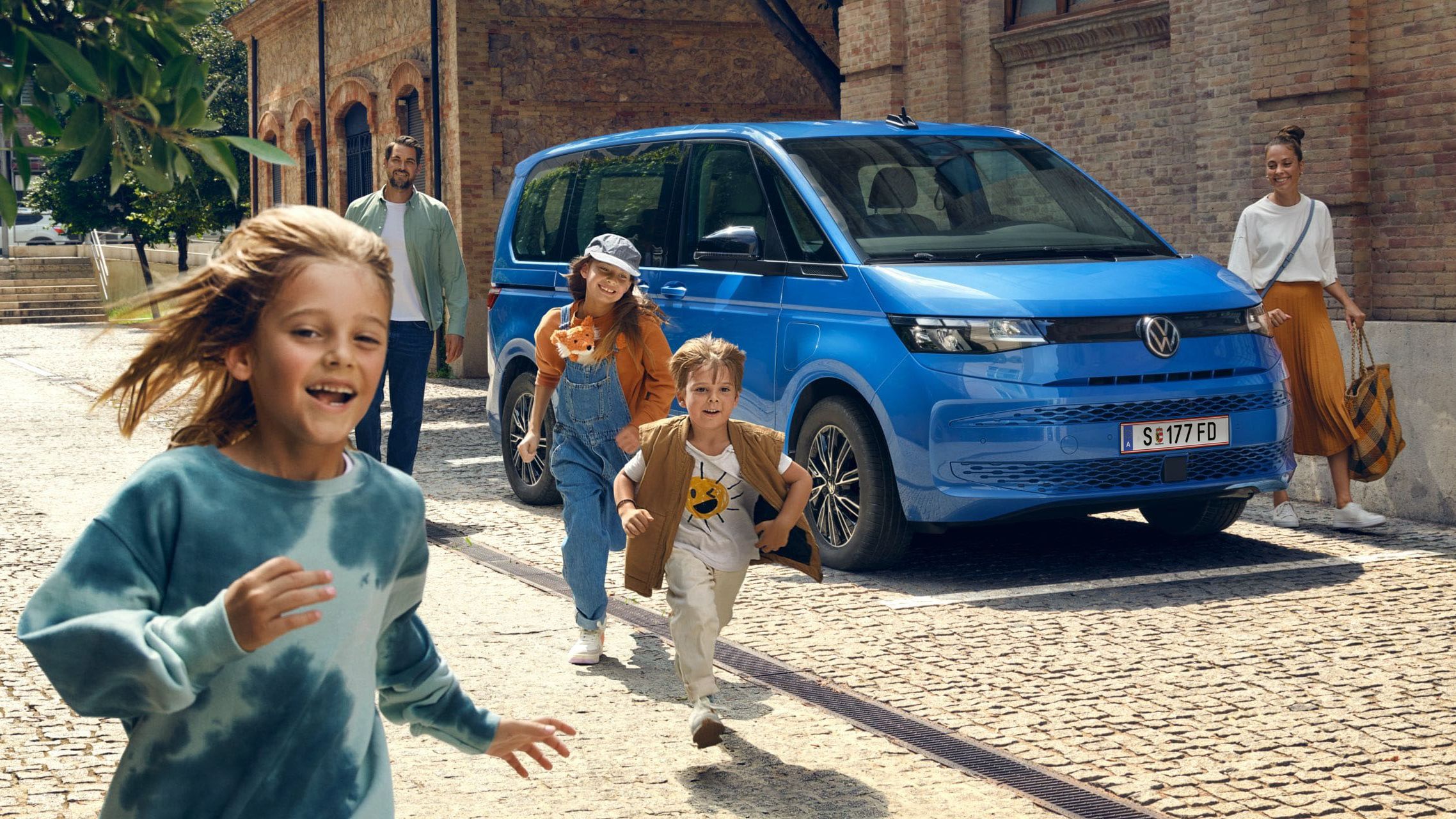 Kinder rennen neben dem neuen VW Multivan T7 2021.