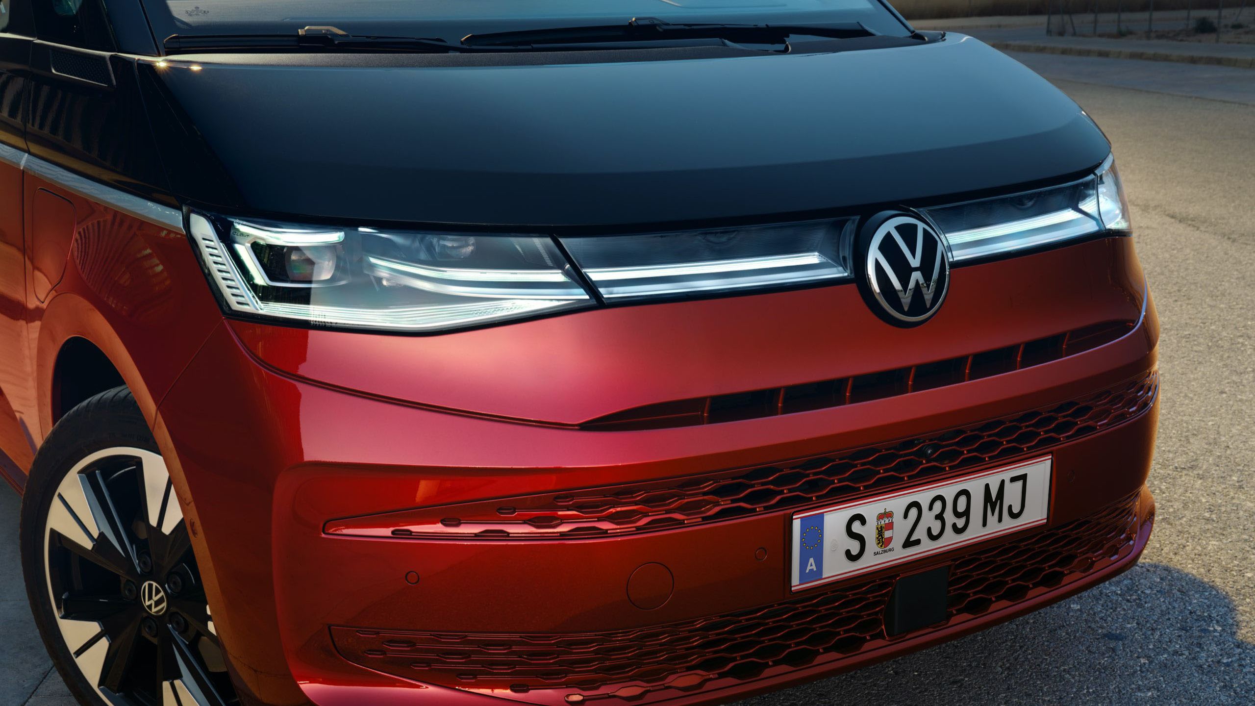 Die IQ.Light – LED-Matrix-Scheinwerfer und die LED-Lichtleiste vom neuen VW Multivan T7 2021 Style.