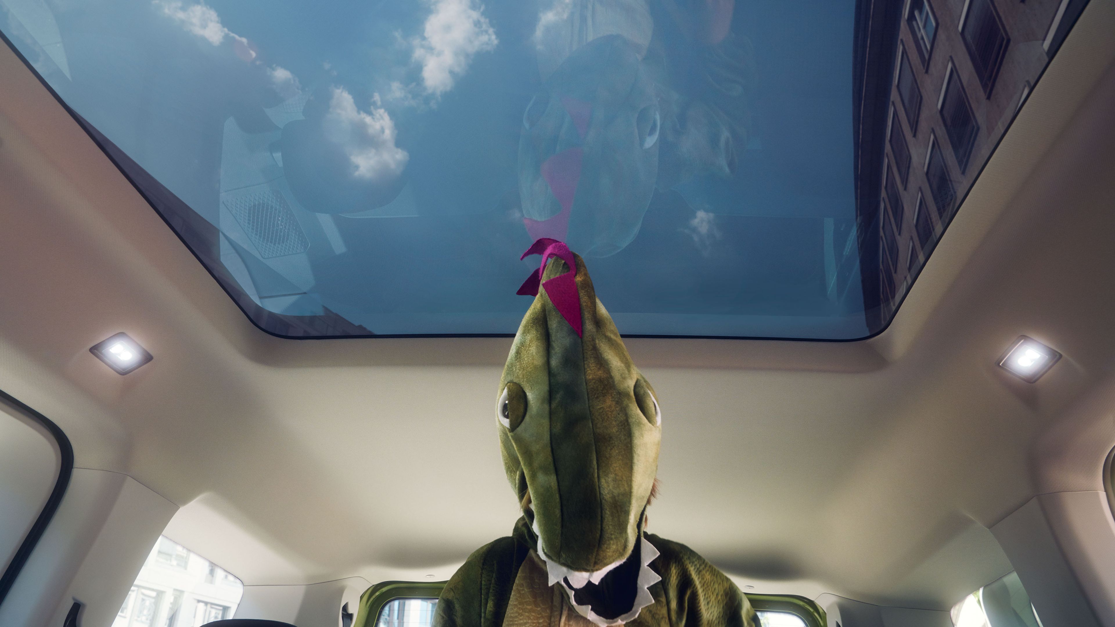 Eine Frau sitzt in einem VW Caddy. Zu sehen ist der Innenraum und die Digitalanzeigen.