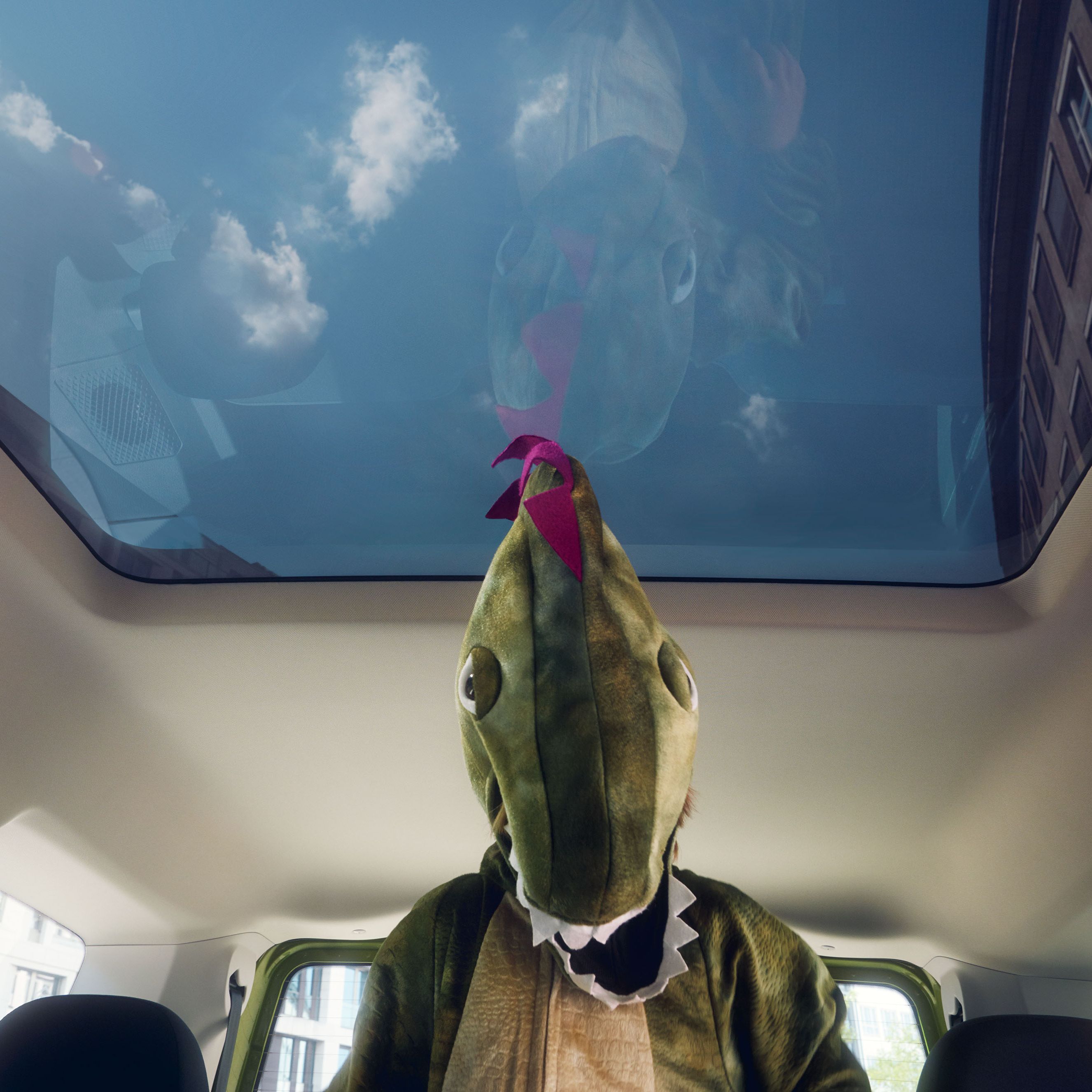 Eine Frau sitzt in einem VW Caddy. Zu sehen ist der Innenraum und die Digitalanzeigen.