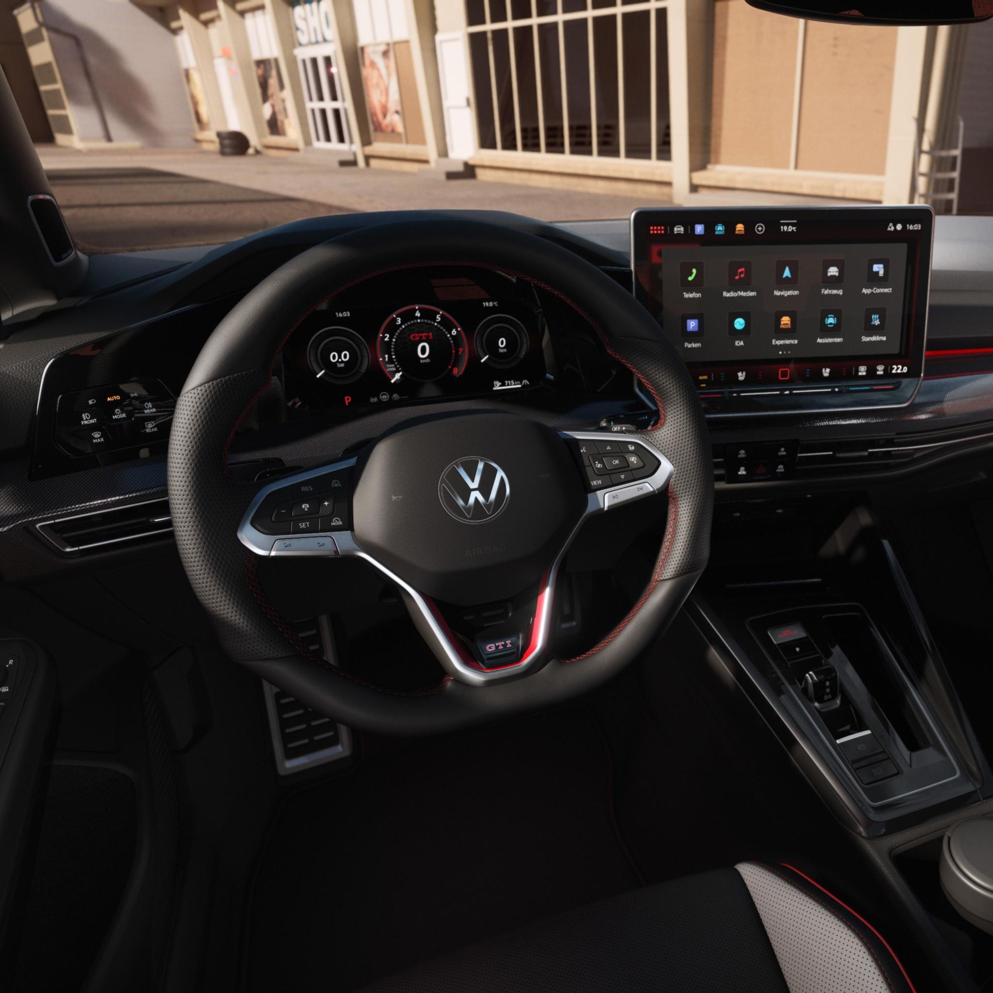 Interieur des VW Golf GTI mit Digital Cockpit und Infotainmentsystem