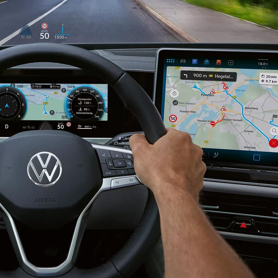 Blick auf das Lenkrad und Digital Cockpit mit Navigation im VW Passat