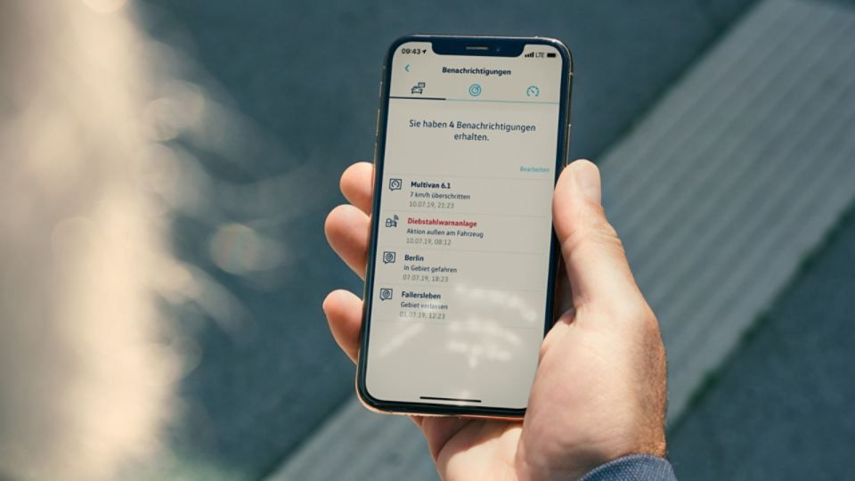 Ein Smartphone auf dem die Online-Diebstahlwarnung von We Connect aktiviert ist 