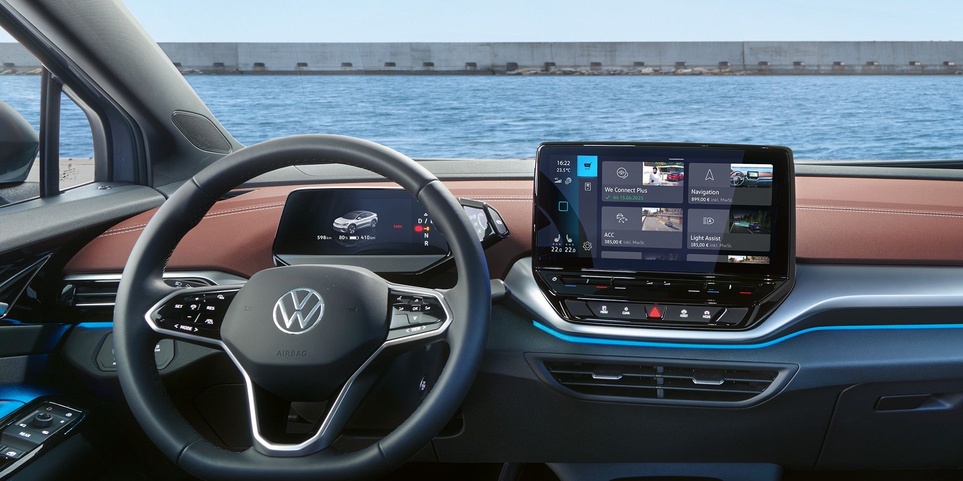 Digitales Cockpit des VW ID.5, Blick auf das Lenkrad und den Touchsreen, auf dem Display sieht man den In-Car Shop