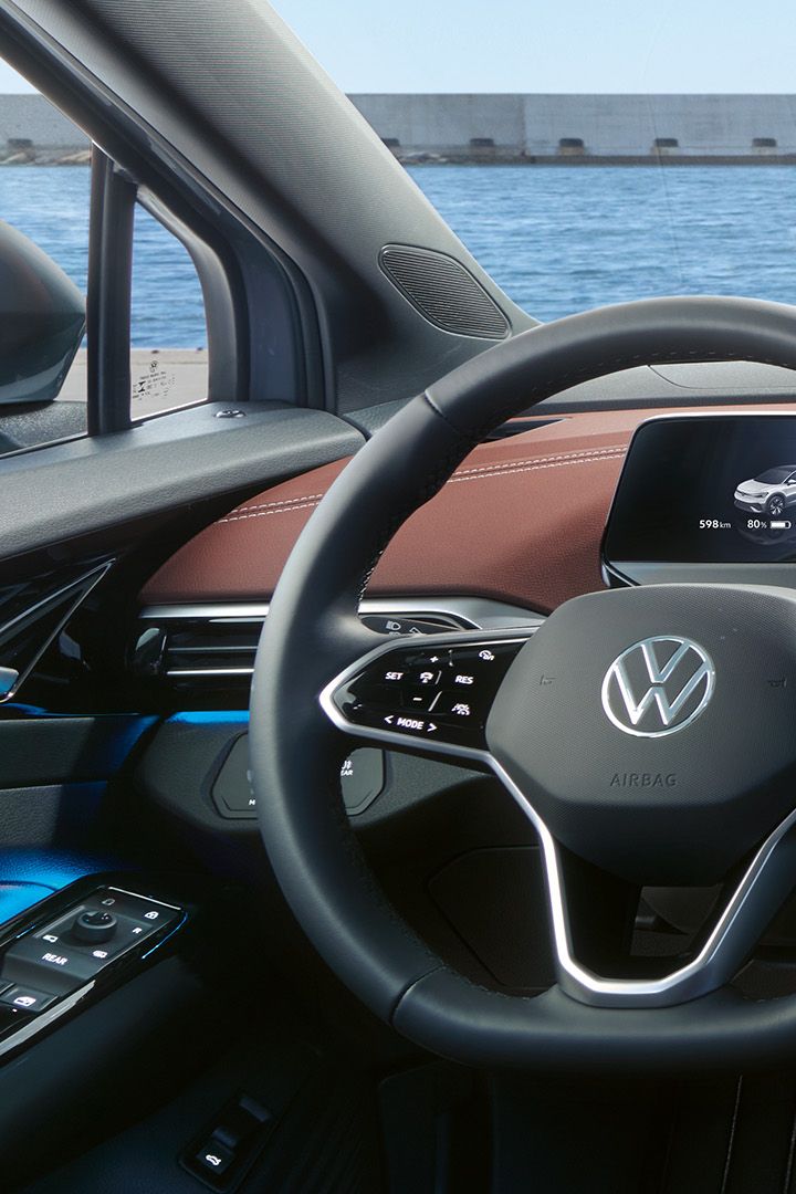 Digitales Cockpit des VW ID.5, Blick auf das Lenkrad und den Touchsreen, auf dem Display sieht man den In-Car Shop