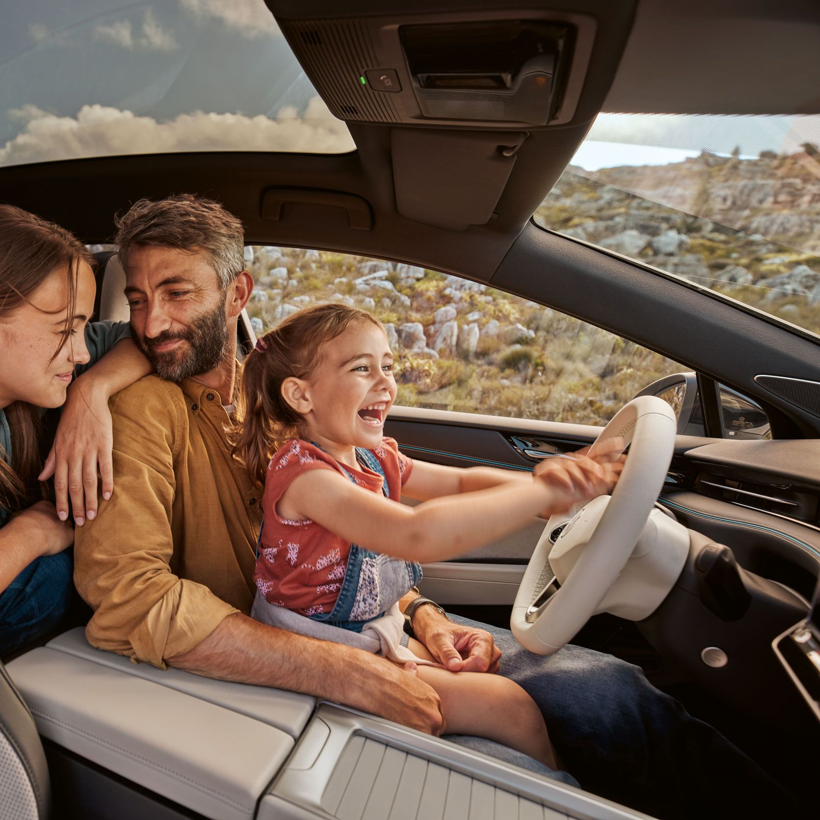 Blick durch das VW ID.7 Beifahrerfenster, eine Familie sitzt im Fahrzeug
