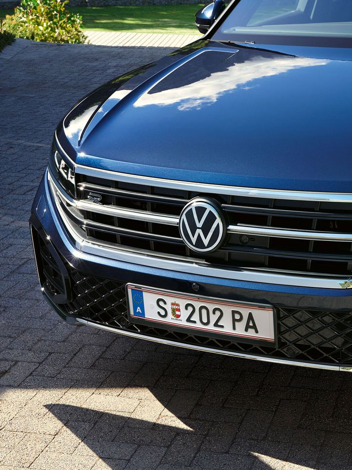 Blick auf die Front des VW Touareg R-Line mit HD-Matrix-Scheinwerfern.
