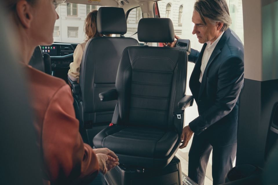 Mann verschiebt Sessel im VW Multivan 6.1.