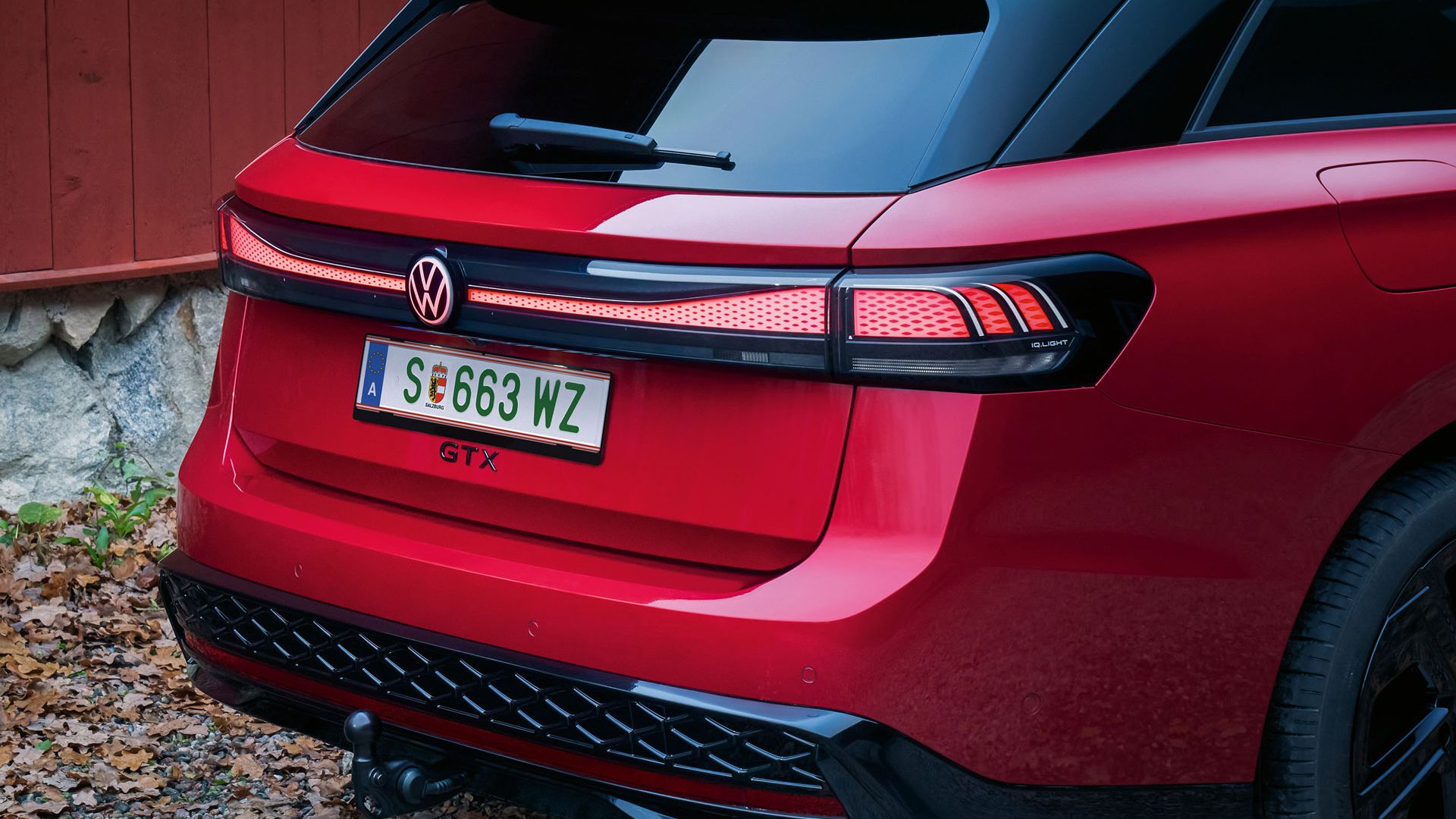Das Heck und die IQ.LIGHT LED-Rückleuchten des VW ID.7 Tourer GTX