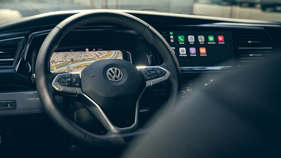 VW Multivan 6.1 Multifunktions-Lenkrad. Im Hintergrund ist das Navigationsdisplay zu sehen.