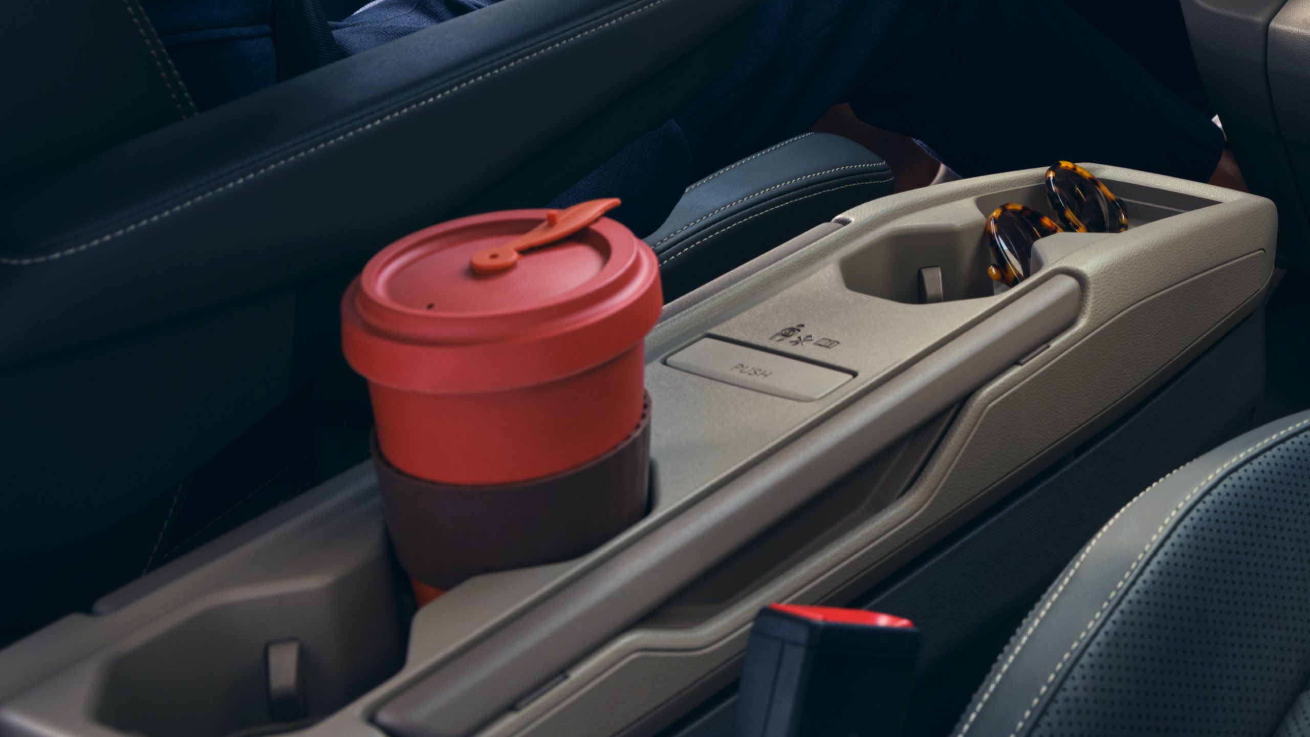 Ein roter Becher steht im Getränkehalter des Multifunktionstisches im neuen VW Multivan T7 2021.