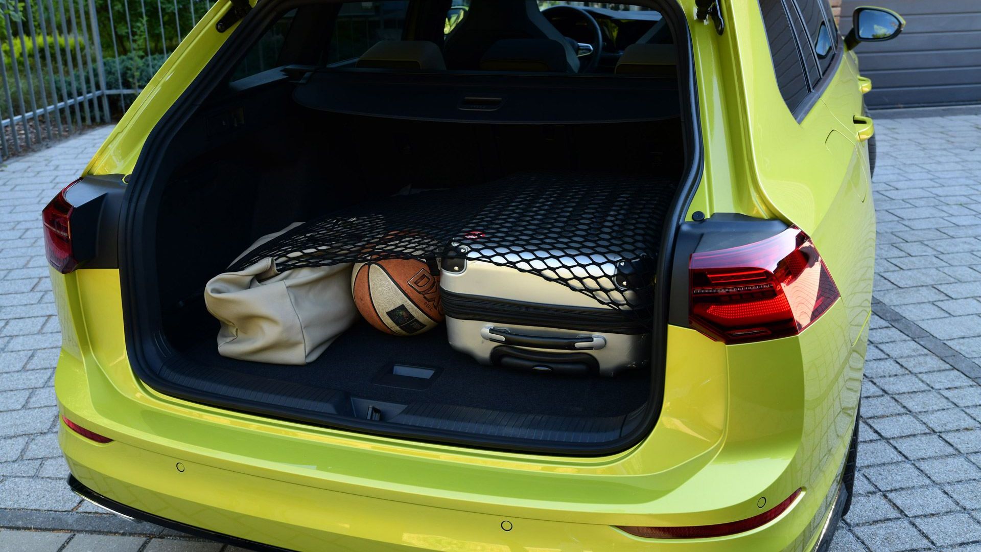 Beladener Kofferraum des VW Golf Variant