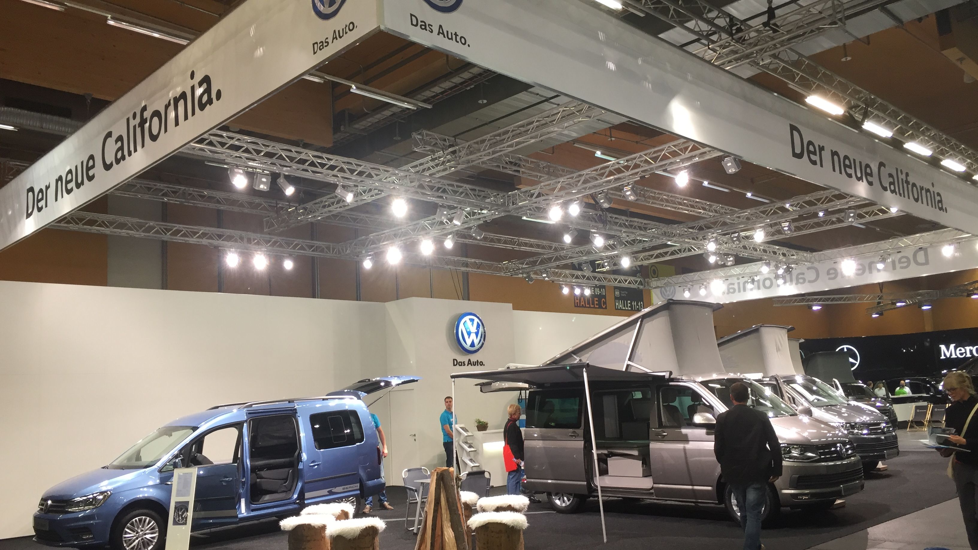 VW Nutzfahrzeuge Messestand Lagerfeuer Caravan Salon Wels