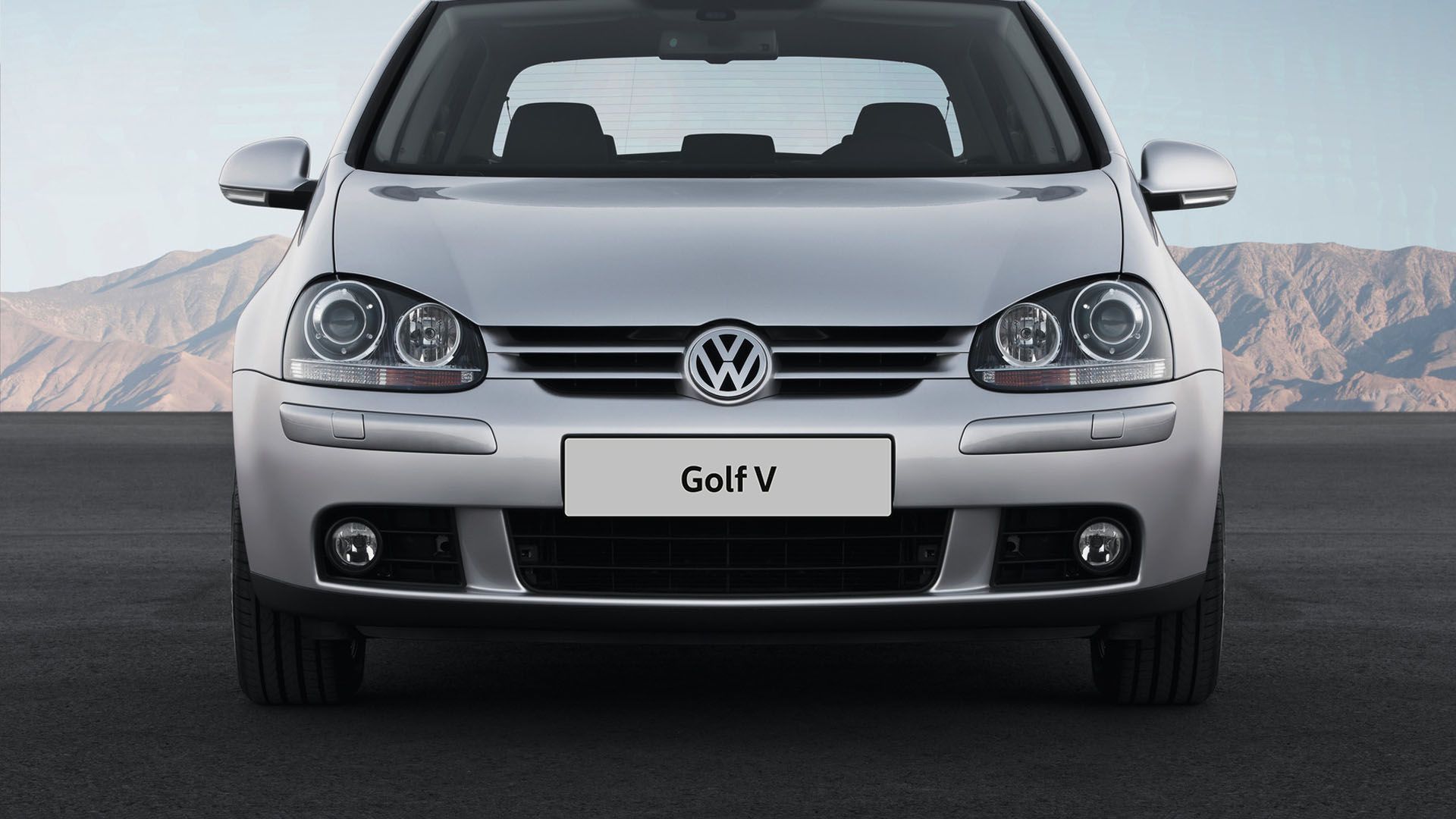 Der VW Golf 5 in silber von vorne 