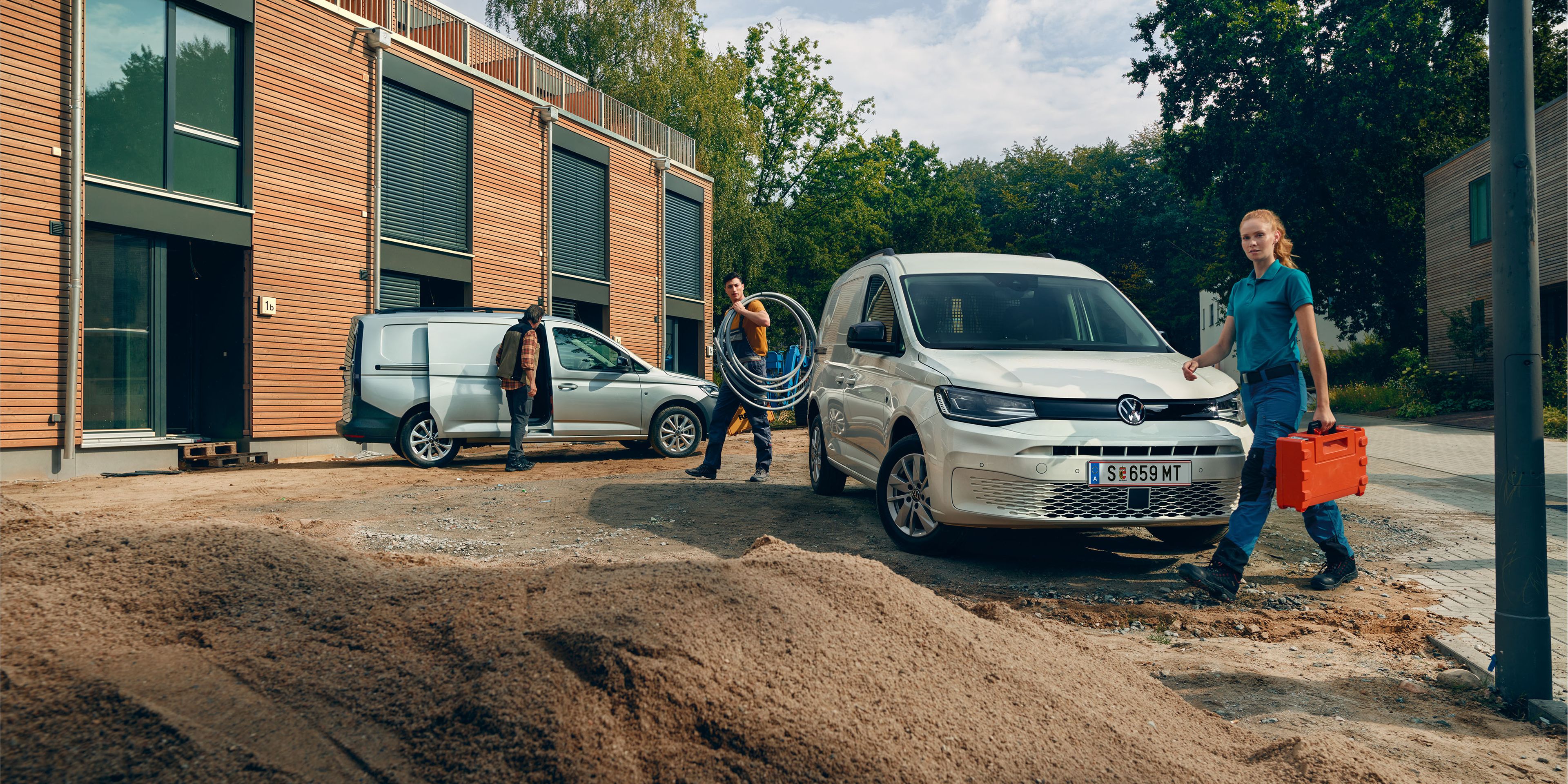 VW Caddy Cargo auf Baustelle