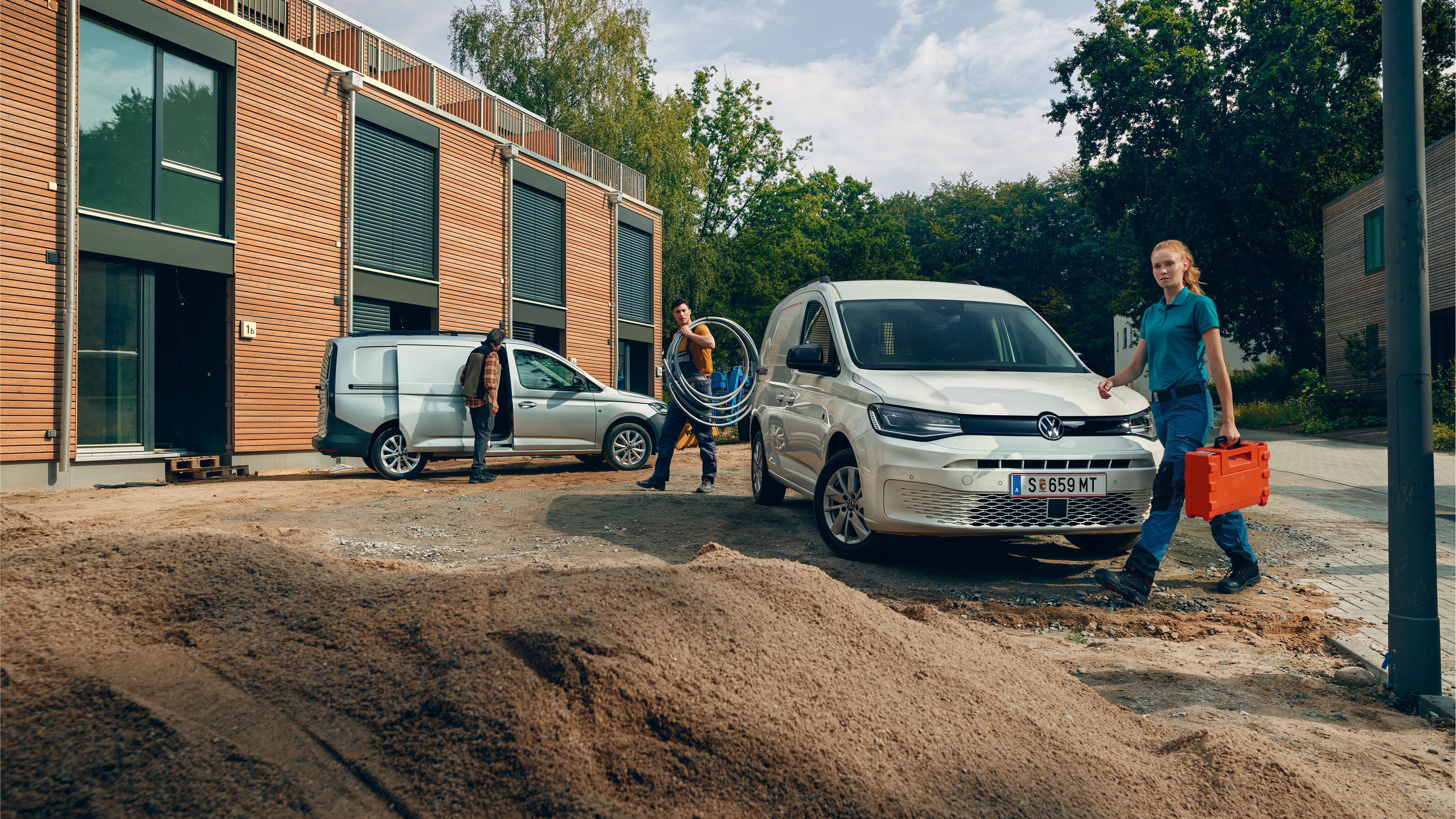 VW Caddy Cargo auf Baustelle