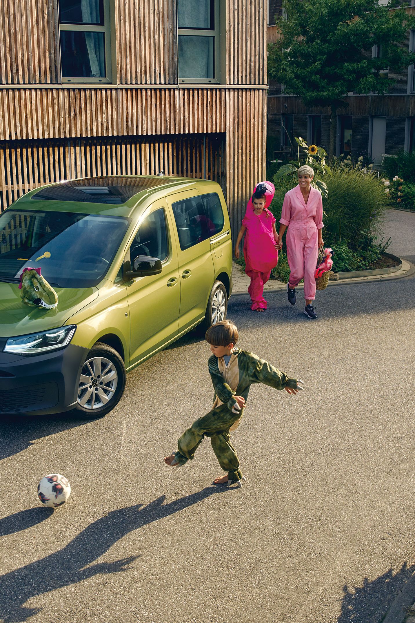 Kinder spielen vor einem Volkswagen Caddy