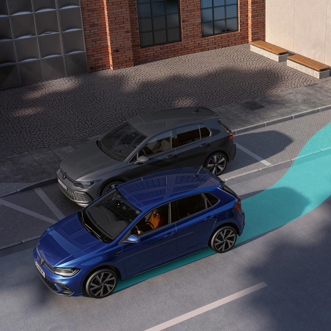 Ein blauer VW Polo macht sich bereit, seitlich rückwärts einzuparken.