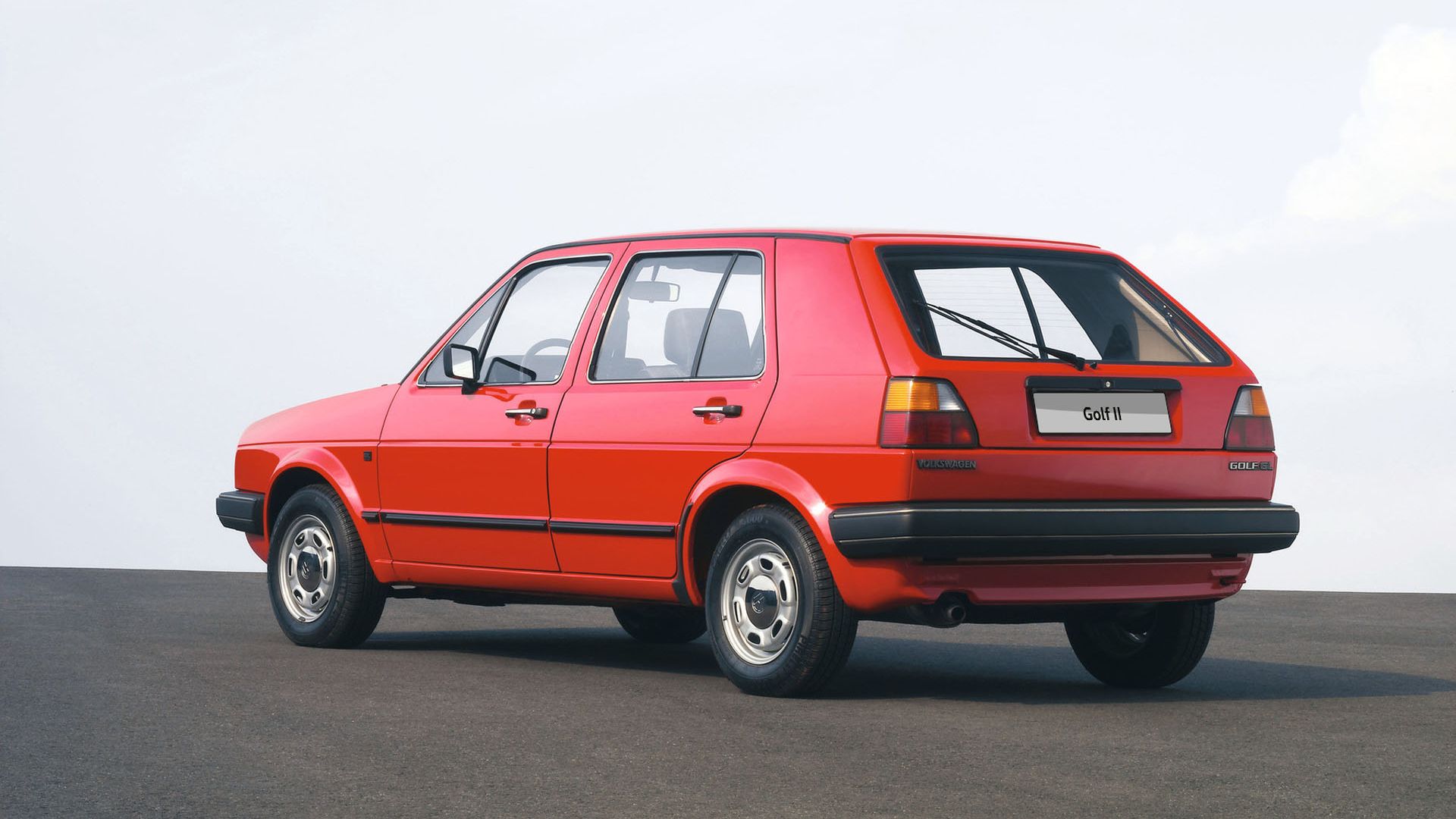 Der VW Golf 2 in rot schräg von hinten