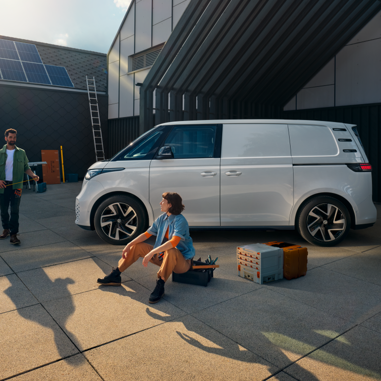 Weißer VW ID. Buzz Cargo geparkt vor Firmengebäude