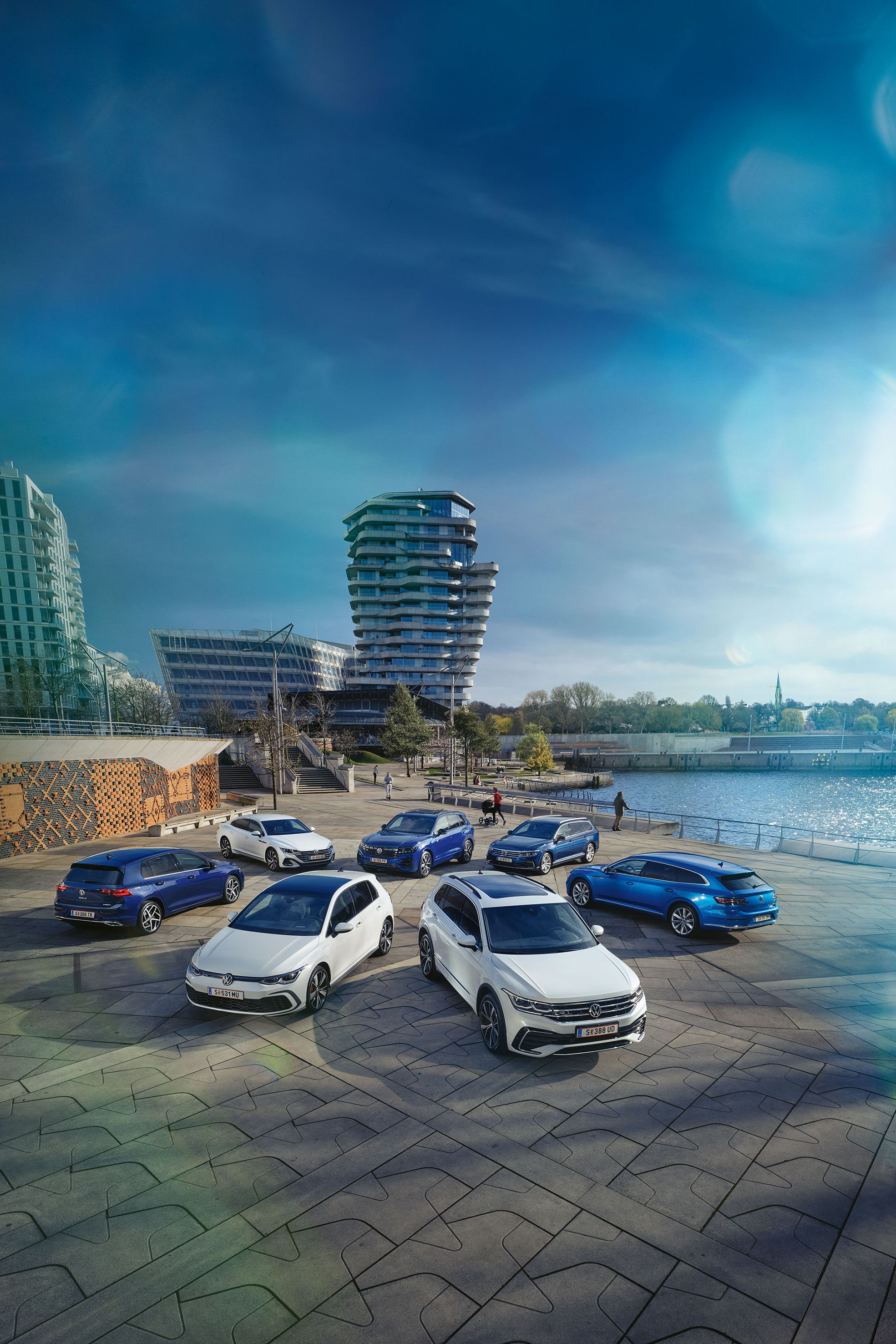 7 VW Hybridautos geparkt am Hafen