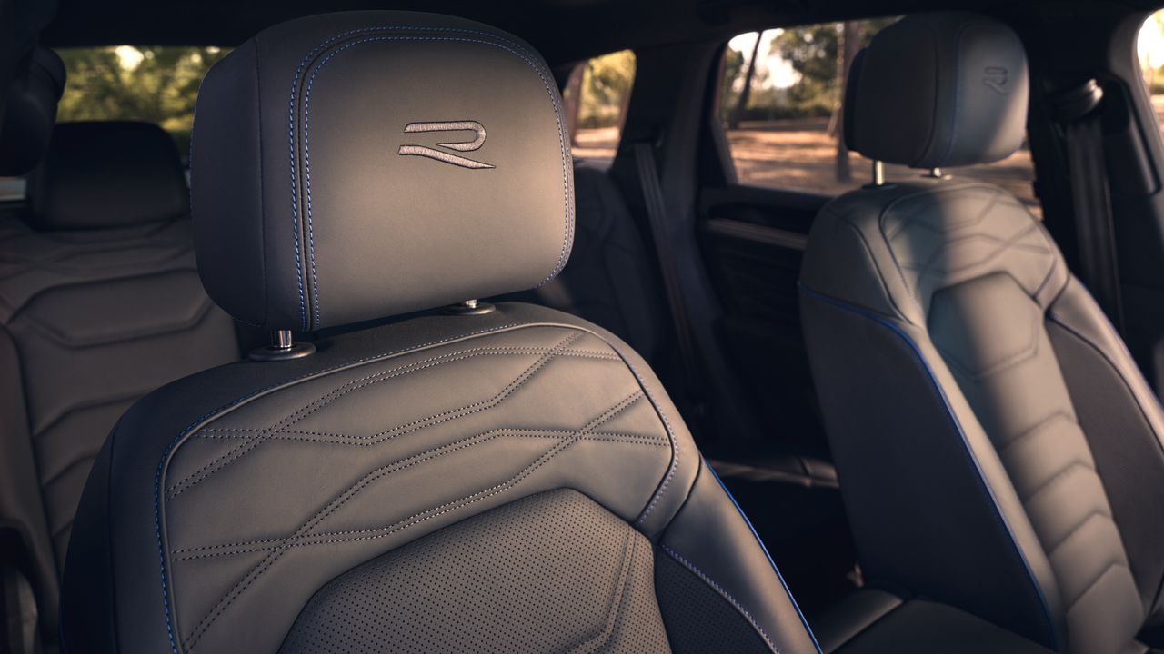 Blick in den Inneraum und auf die Sitze des VW Touareg R eHybrid mit Ansicht der ergoComfort Sitze
