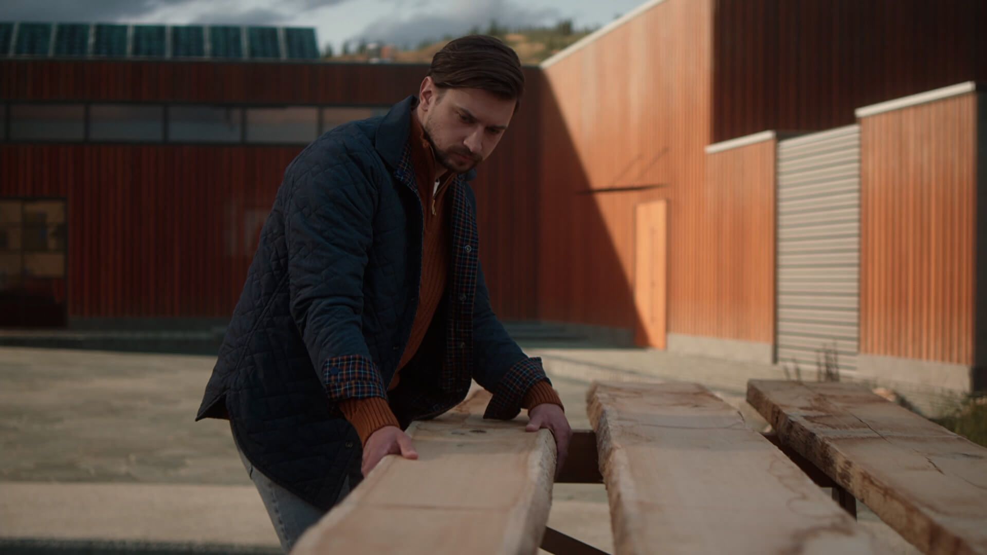 Thorben Bringezu bei der Holzarbeit im Freien