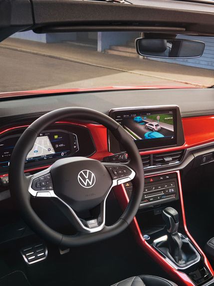 Innenansicht des Cockpits vom VW T-Roc Cabriolet durch das geöffnete Dach hindurch