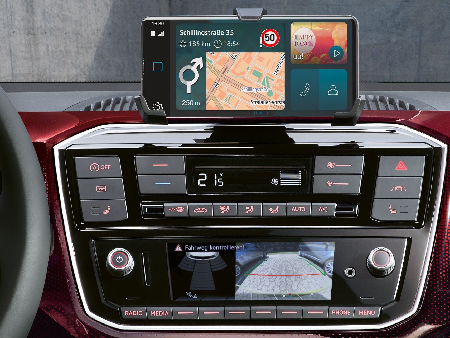 Detailansicht des Radio und maps anad more im VW up! GTI