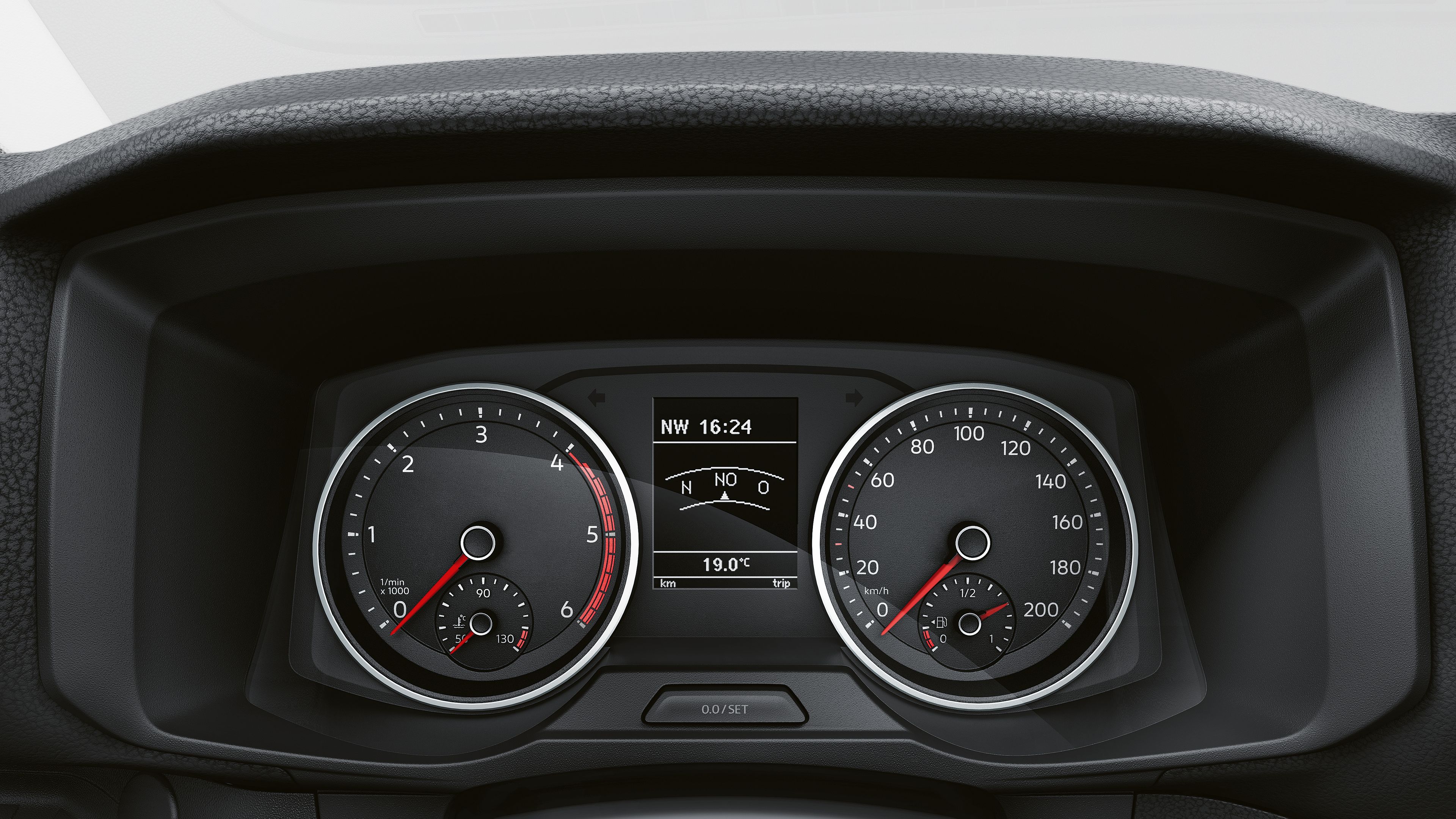 Das Display der Multifunktionsanzeige zeigt aktuelle Infos wie die Fahrtrichtung, die Uhrzeit und die Außentemperatur an. 