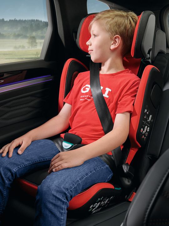 Abbildung eines VW i-SIZE Kindersitzes, ein Junge sitzt darin
