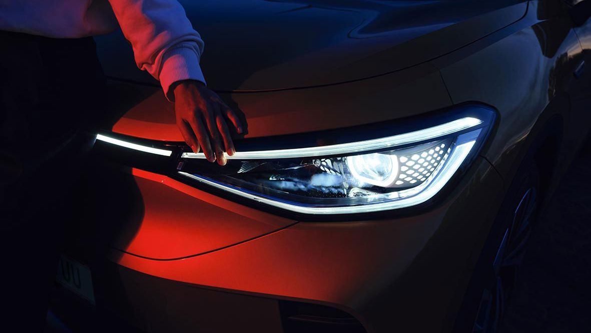 Detailansicht eines IQ.LIGHT LED Matrix Scheinwerfer des VW ID.4 bei Nacht